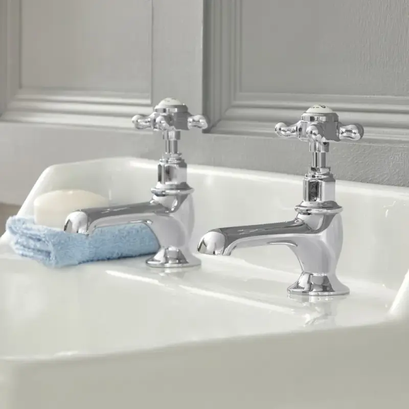Hudson Reed Elizabeth - Coppia Rubinetti Singoli per Lavabo Tradizionale con Maniglie a Croce - Disponibile in Diverse Finiture - Di tendenza